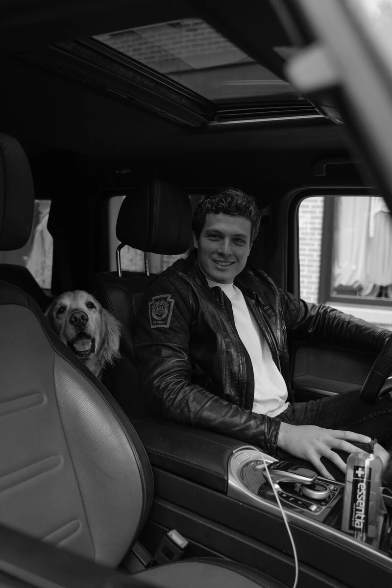 Ricardo Garcia con su perro en el coche.